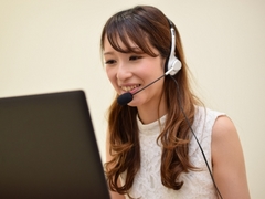 人妻がノートパソコンとヘッドセットでライブチャットしている様子